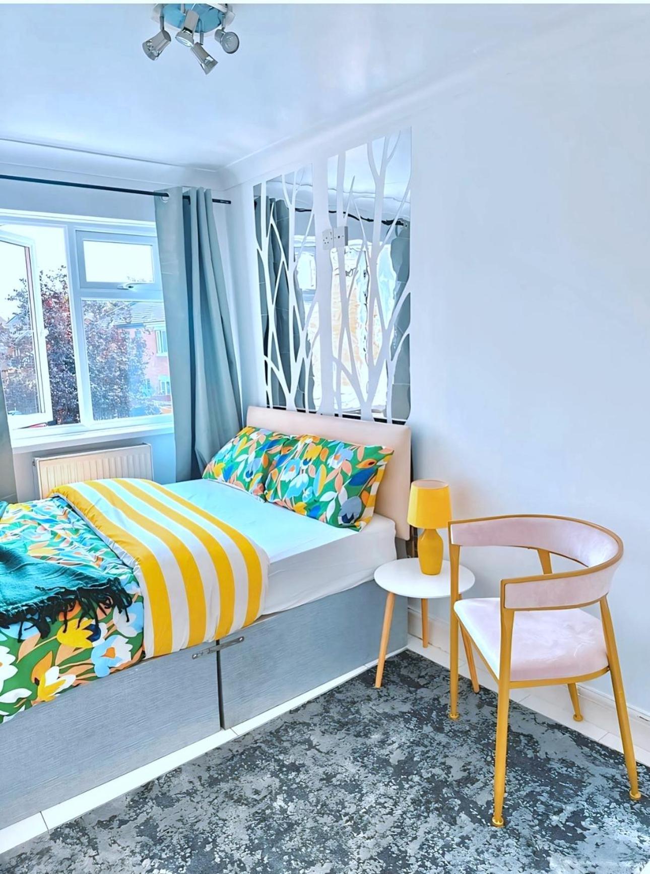 Charming 3-Bedroom House With Garden In Portsmouth, Close Parking, Train Station & Gunwharf Kültér fotó